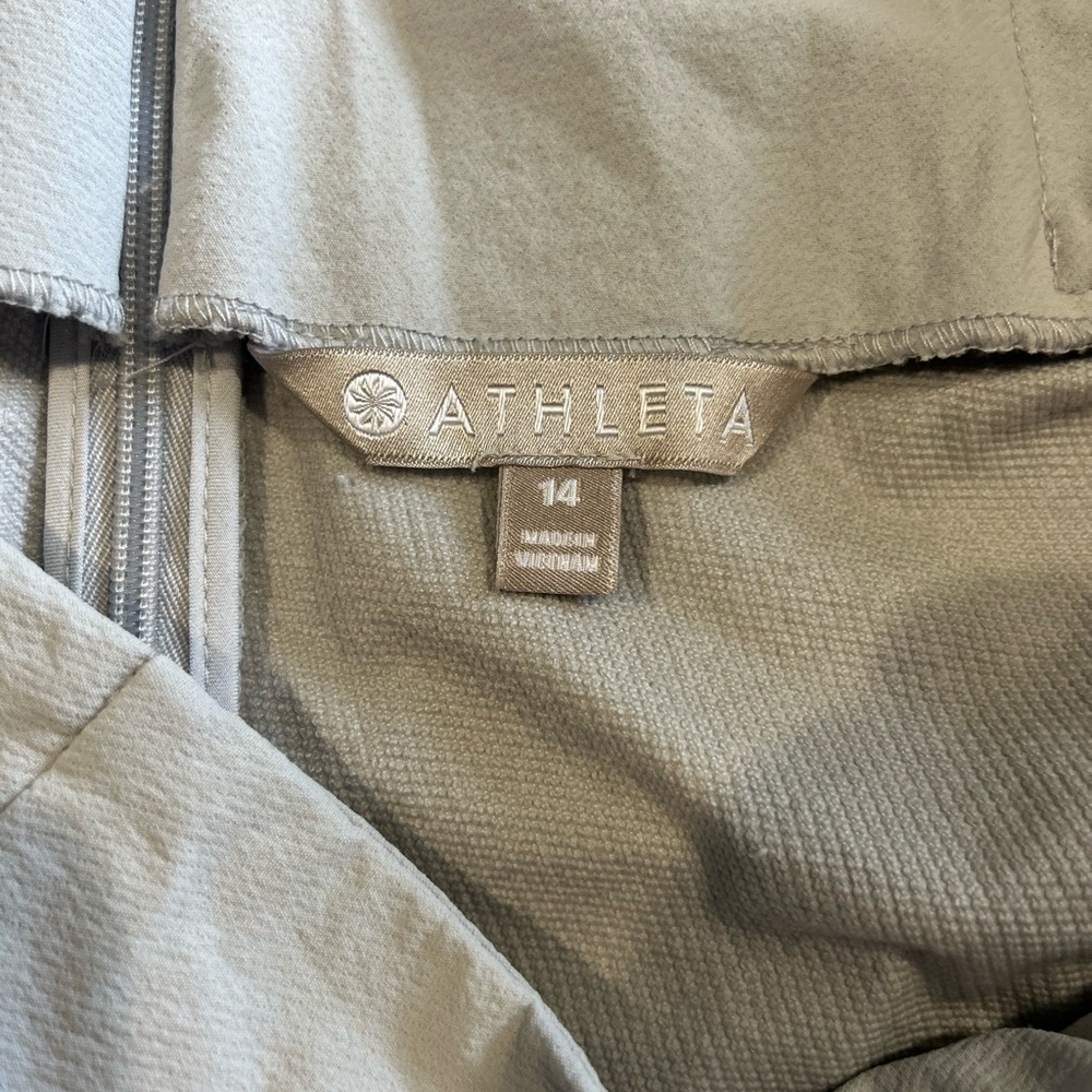 Athleta gently used bone color cropped stretch trouser.